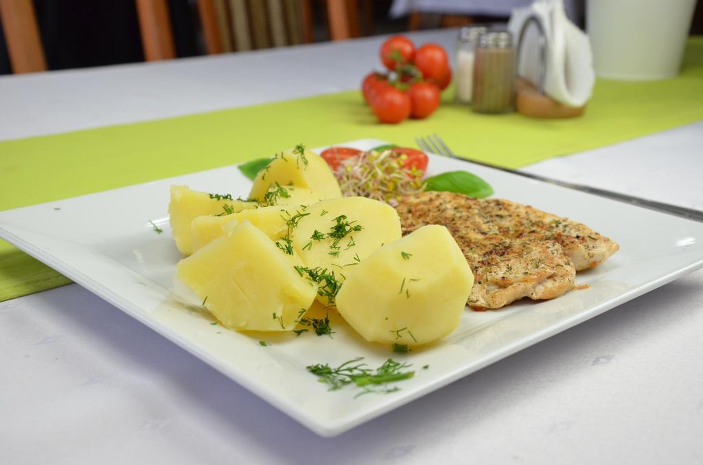Hotel Milosz Restauracja, Basen Dla Dzieci, Sala Zabaw, Silownia คาร์ตูซือ ภายนอก รูปภาพ